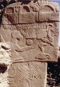 Göbekli Tepe - particolare di un pilastro (foto http://gobeklitepe.info -- Gli scavi hanno portato alla luce pilastri con altorilievi intarsiati 