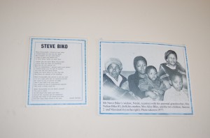 Nella casa-museo di Steve Biko a Ginsberg - la vedova Ntsiki Biko, coi due filgli - foto di Silvia C. Turrin ©